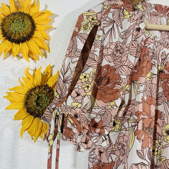 Naïf NWT Floral Retro Slit Tie Ruffle Short Sleeve Blouse Size Medium Women’s - Picture 2 of 9